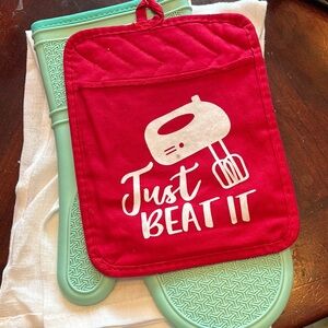 Whimsical theme Red and Green Kitchen Oven Mitt Set